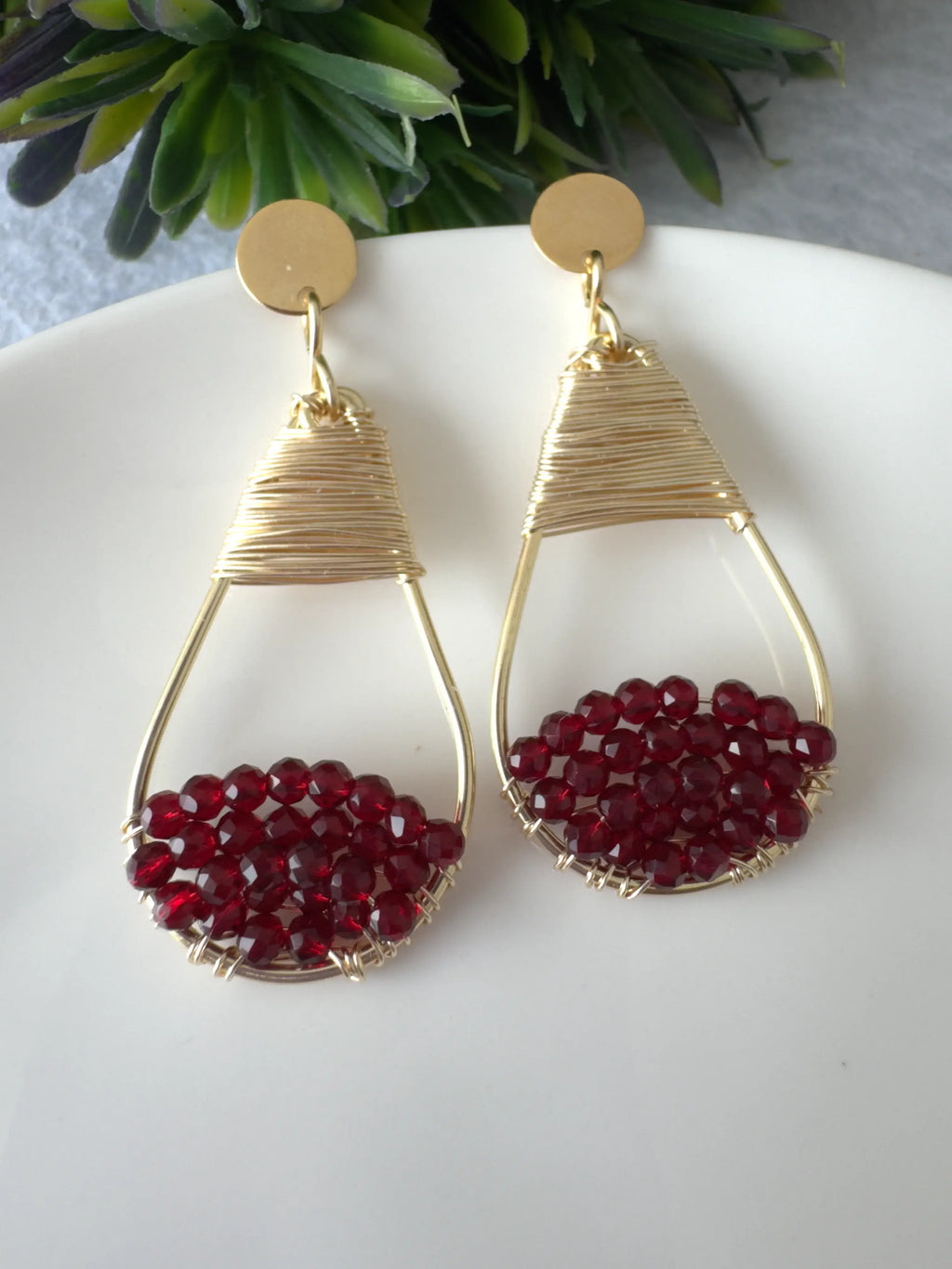 Aros hechos a mano en tonos vibrantes, perfectos como regalo para mujer Regalo 