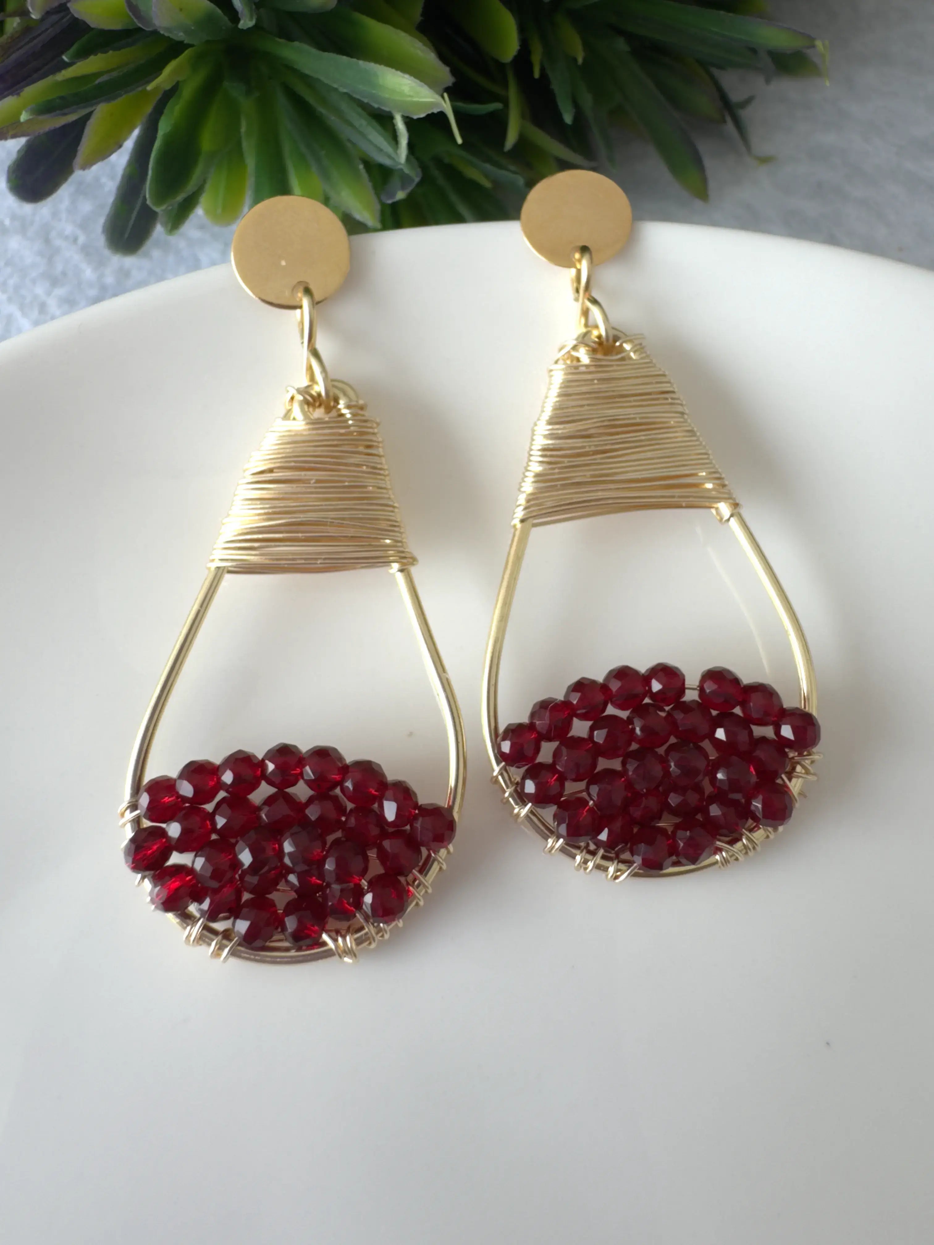 Aros hechos a mano en tonos vibrantes, perfectos como regalo para mujer Regalo 