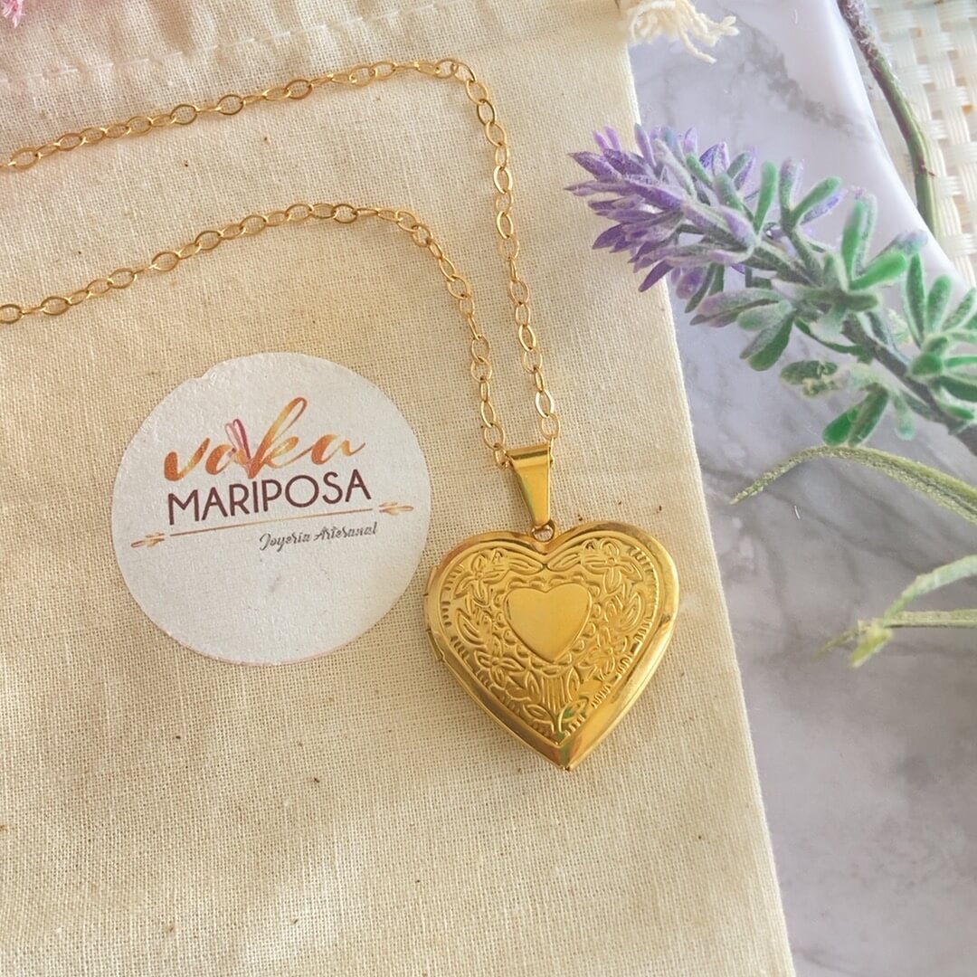 Relicario dorado con forma de  corazón ideal para regalar, puede colocar una imagen en su interior