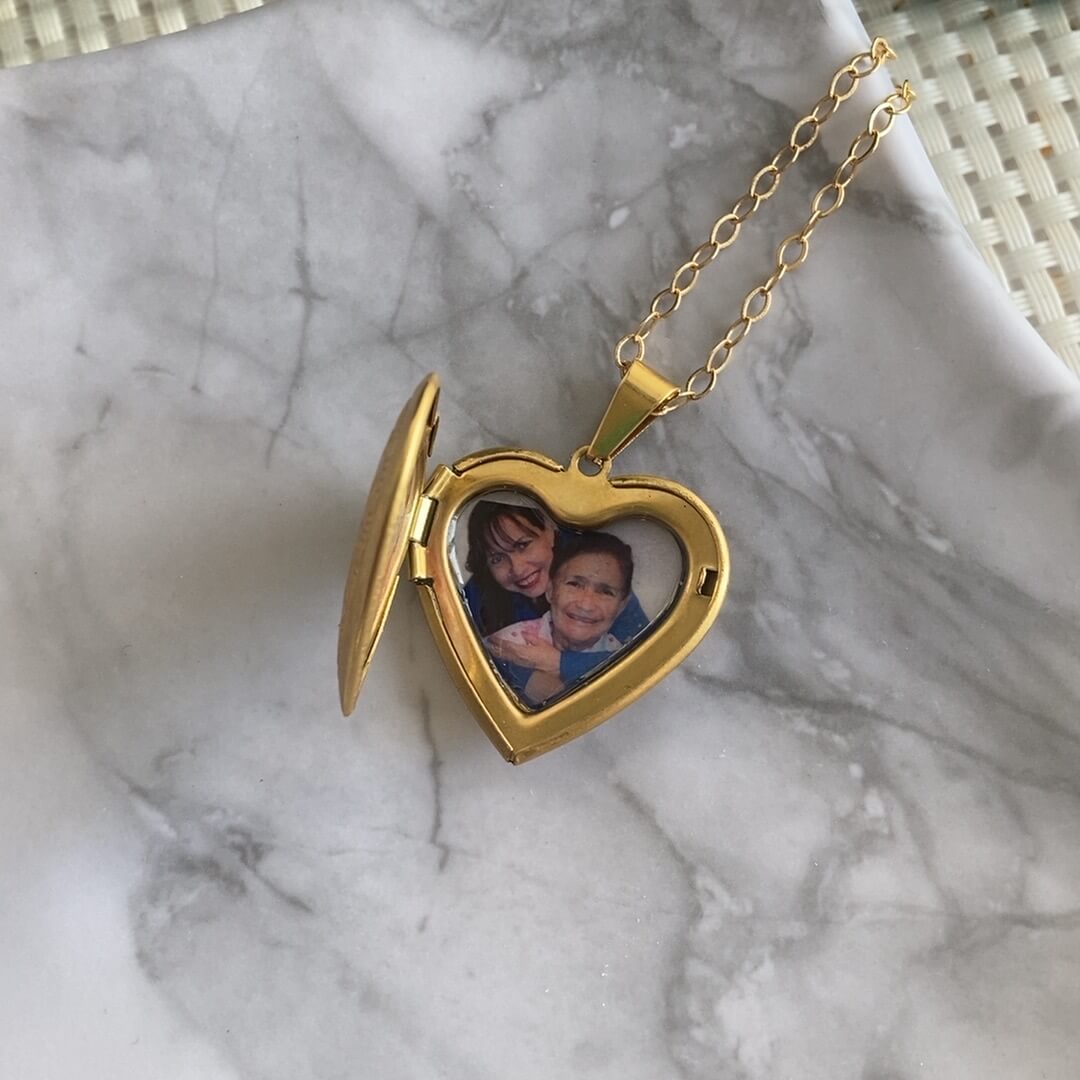 Relicario dorado con forma de  corazón ideal para regalar, puede colocar una imagen en su interior